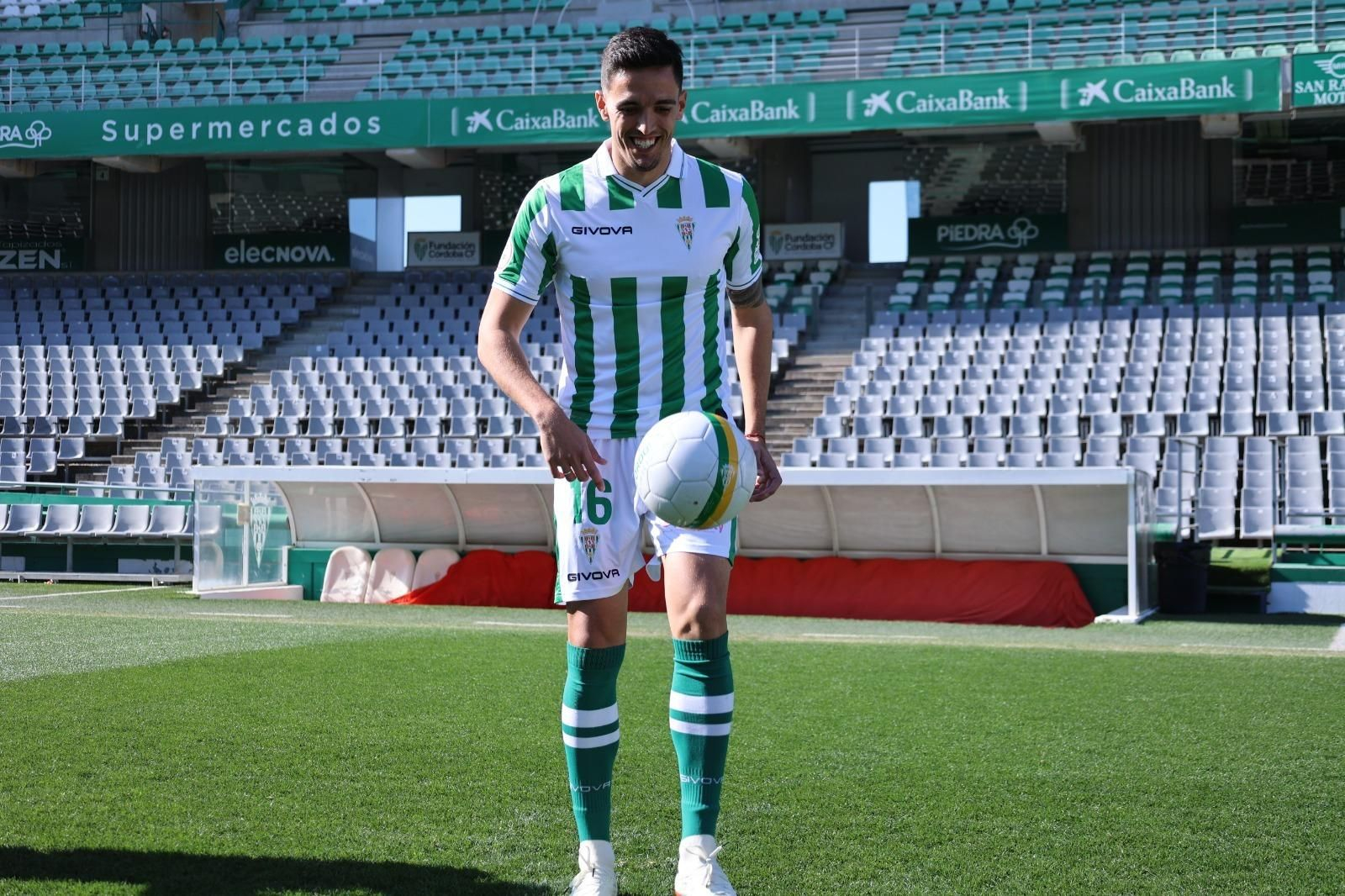 Las imágenes de la presentación de Álvaro Leiva y José Antonio Martínez con el Córdoba CF