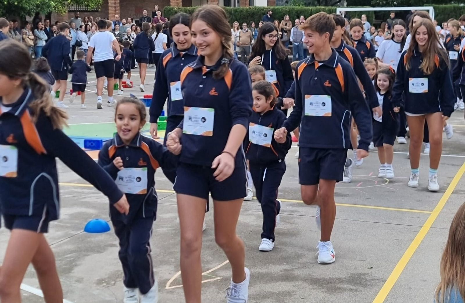 Alumnos de Secundaria acompañan a los de Infantil en la carrera solidaria del Colegio Divina Pastora de Córdoba.