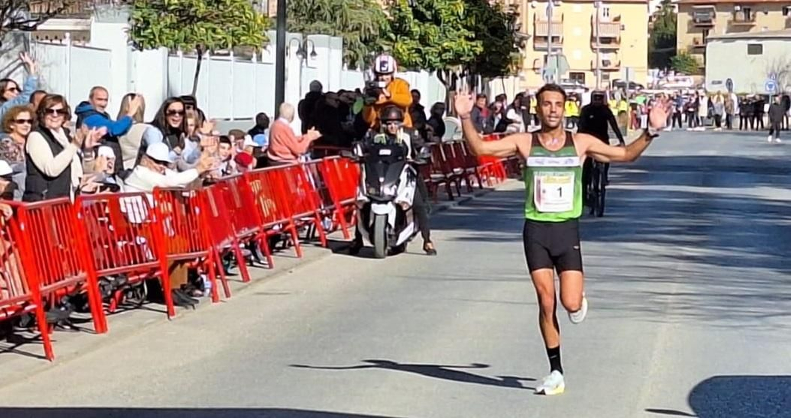 Juan Ignacio Grondona celebra su victoria en Puente Genil.