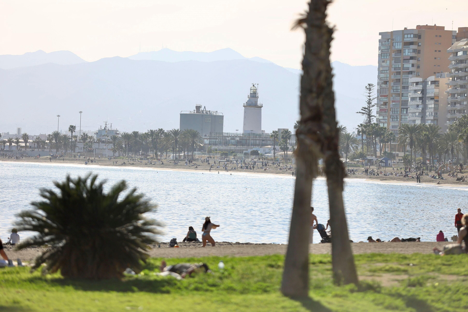 Personas disfrutando de la playa este domingo.