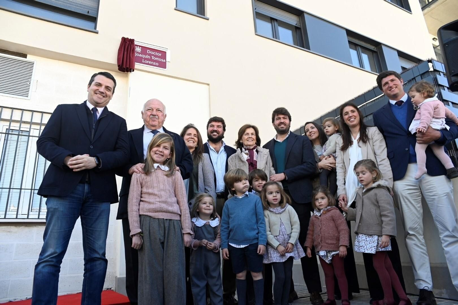 Familiares del doctor Joaquín Tortosa Lorenzo y dirigentes institucionales.