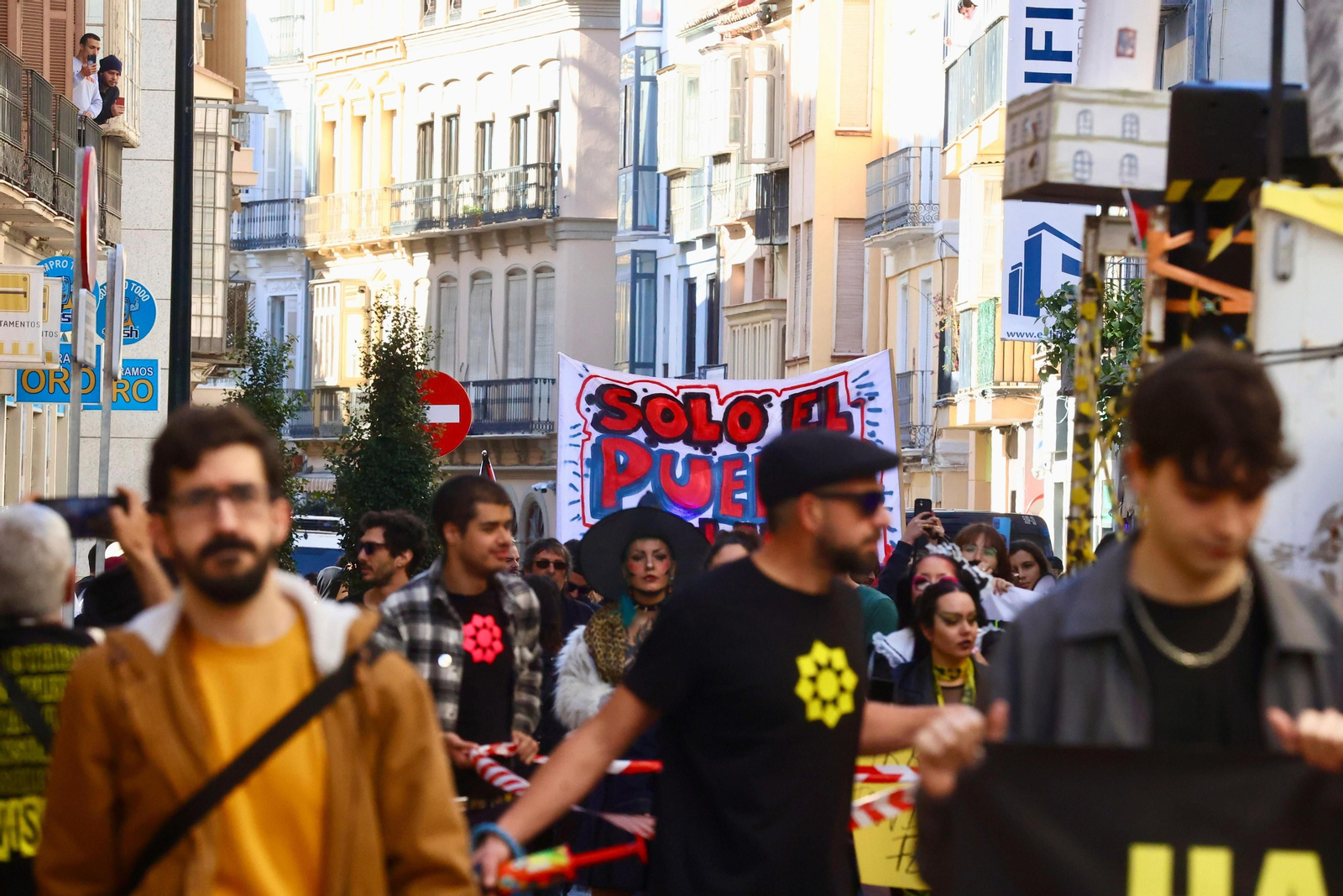 Cientos de personas salen a las calles de Málaga en apoyo a La Invisible, en fotos