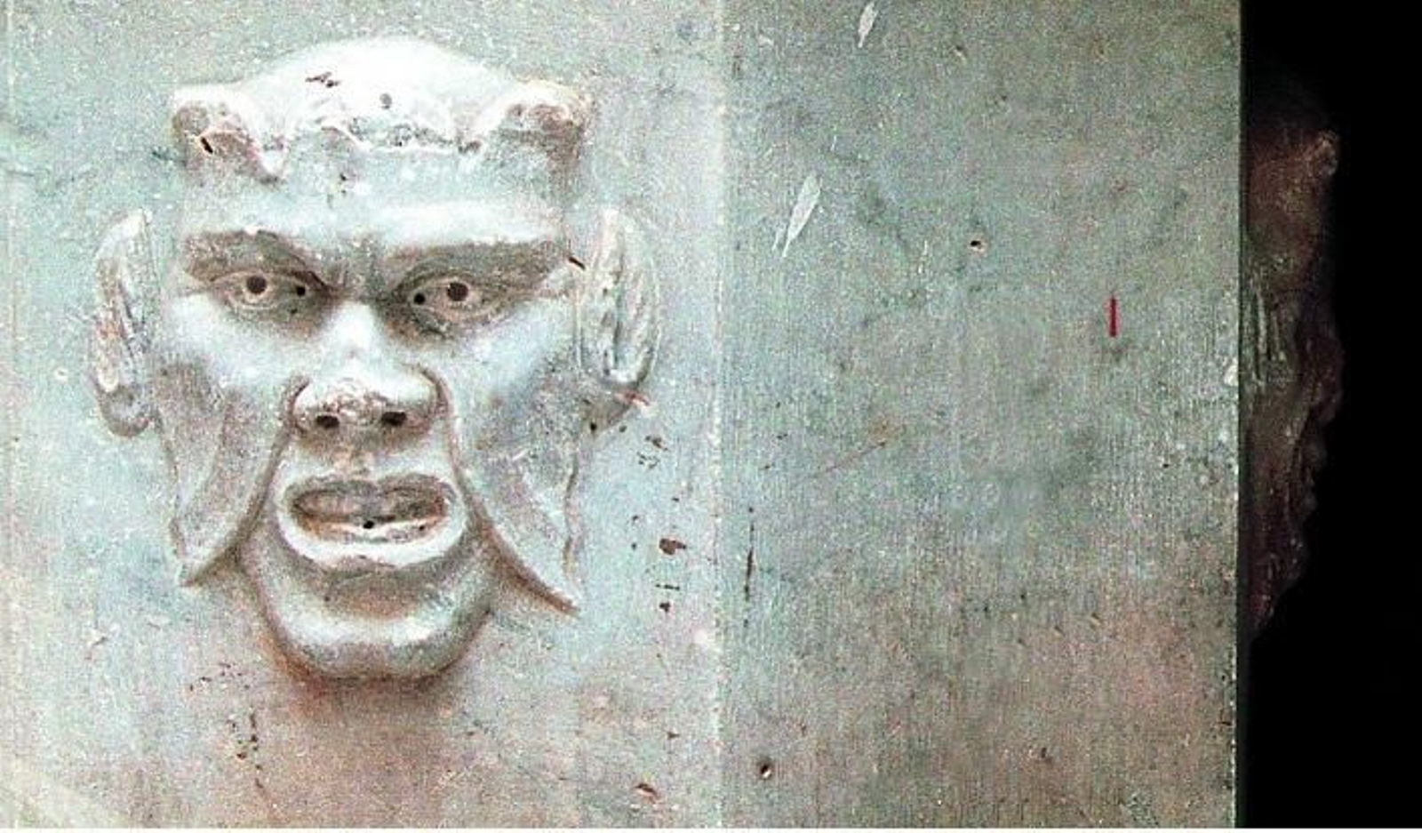 Un tritón en uno de los pozos que guarda el patio de la Casa del Almirante, en Cádiz.