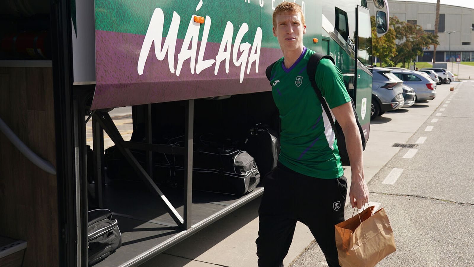 Alberto Díaz se monta en el autobús.