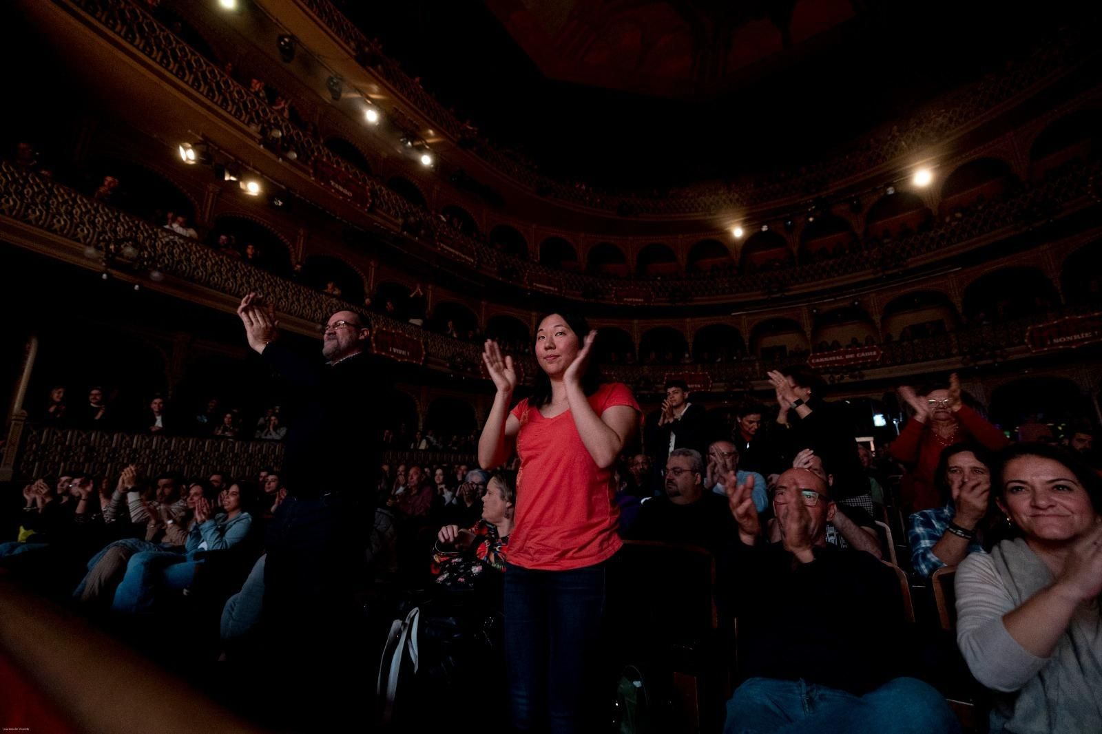 Laura,  la coreana de Arizona, aplaude a una agrupación en el Teatro Falla.