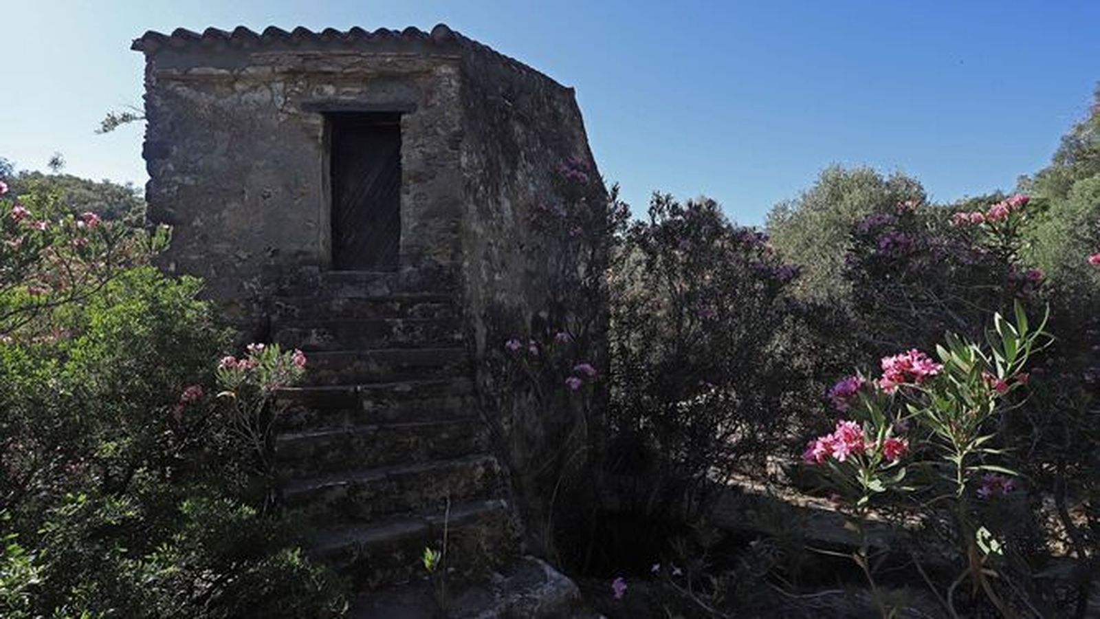 Una de las construcciones junto al río Hozgarganta.