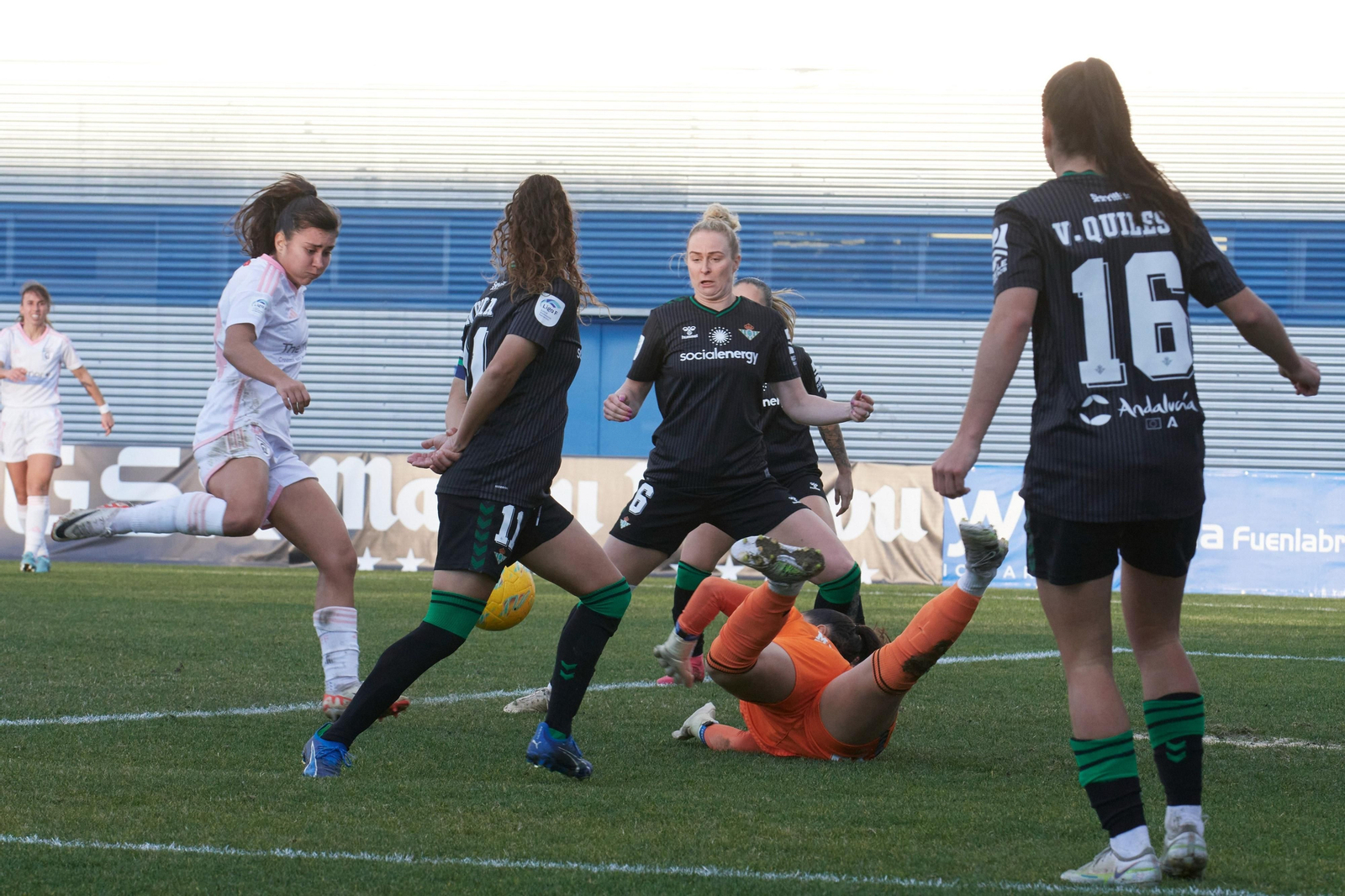 Las jugadoras béticas tratan de rechazar un ataque del Madrid CFF.