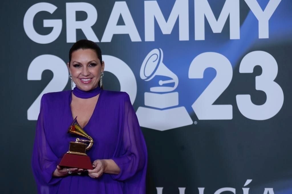 Niña Pastori, muestra feliz su premio Grammy Latino.