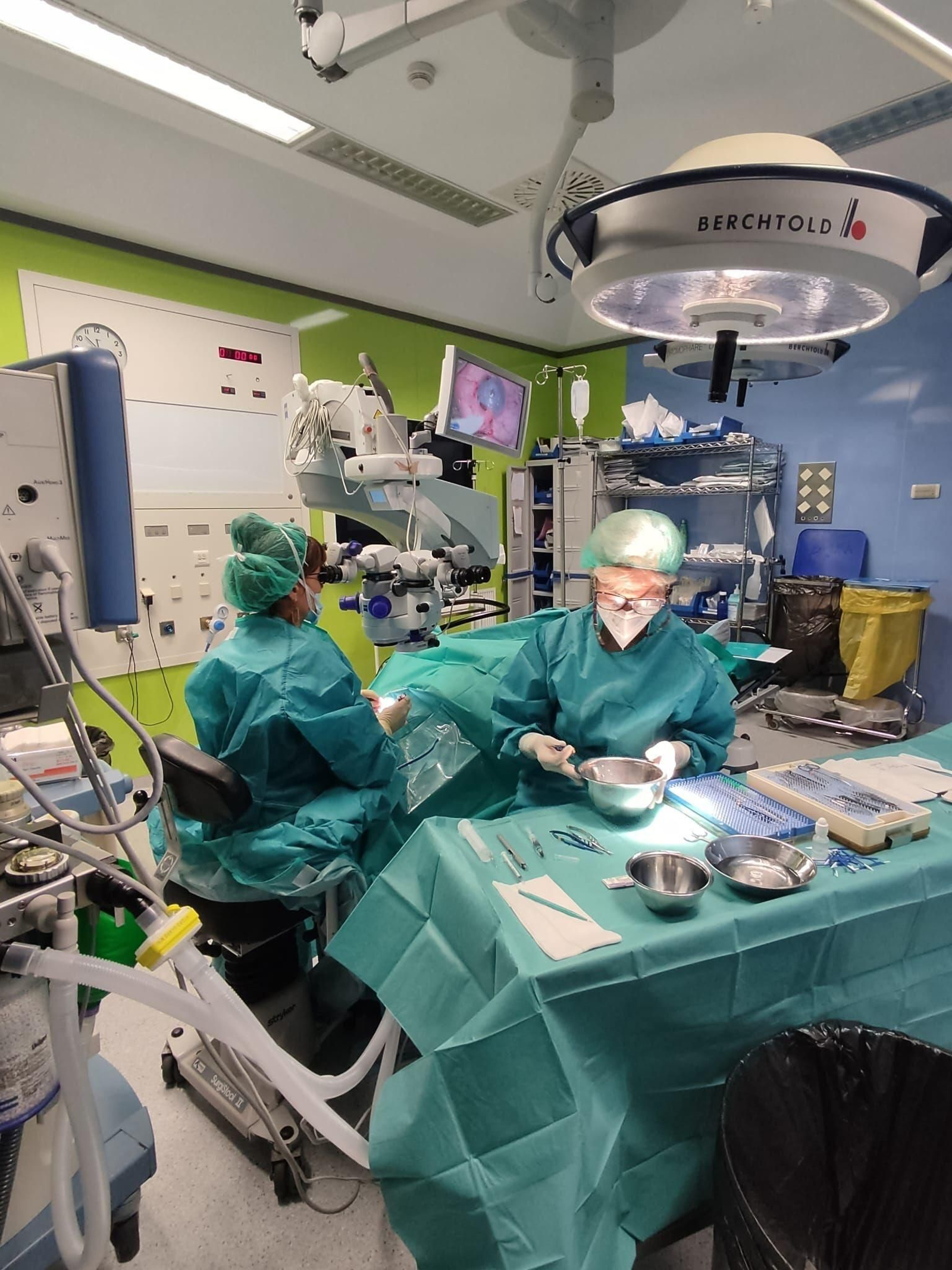 La doctora Beatriz Mataix, oftalmóloga de Quirónsalud Sagrado Corazón, realizando un trasplante de córnea.