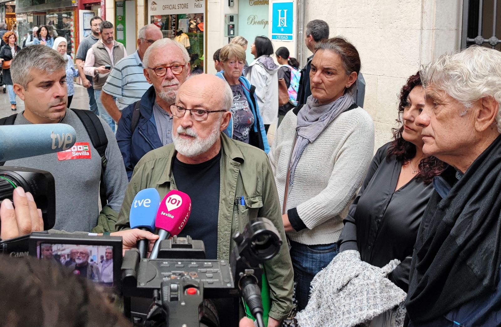 El portavoz de Marea Blanca en Sevilla, Sebastián Martín Recio, durante la presentación de la protesta.