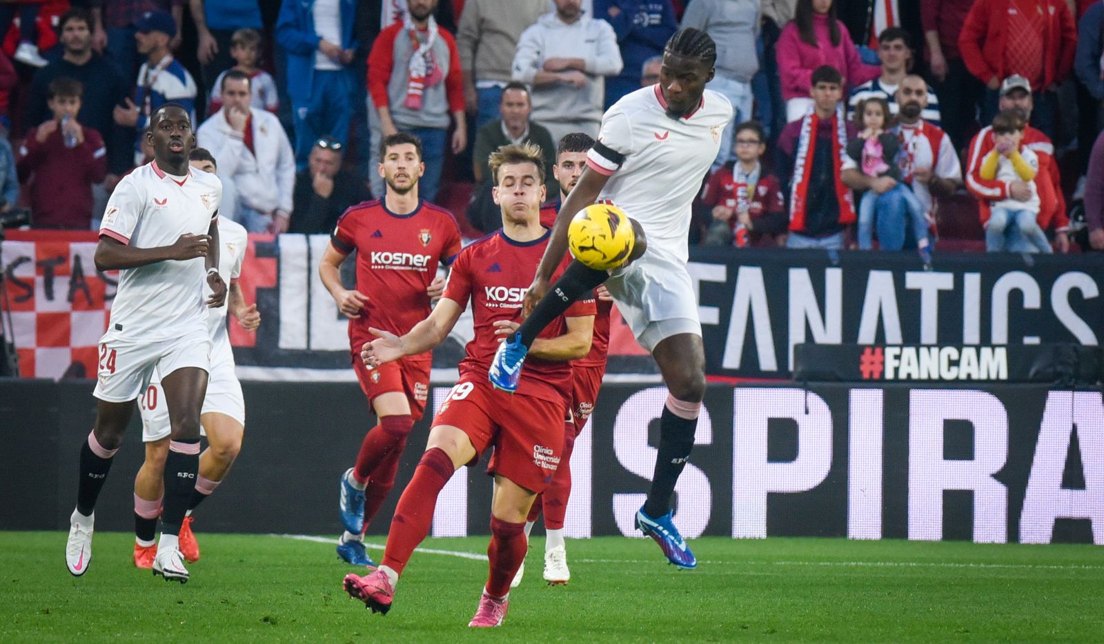 Agoumé controla un balón ante Pablo Ibáñez con Soumaré detrás.