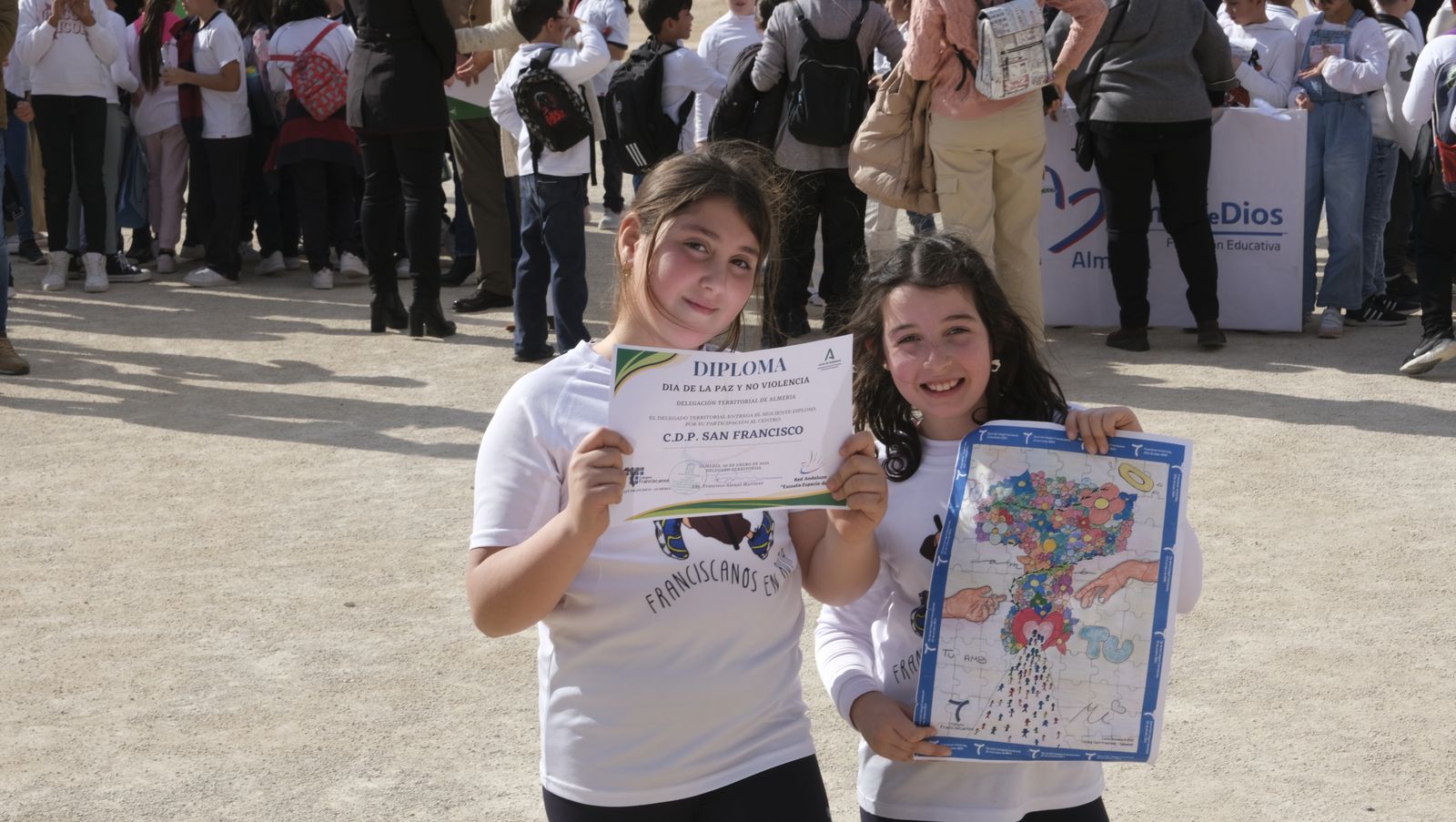 Imágenes de 'Versos por la Paz', en el Parque de La Hoya de Almería