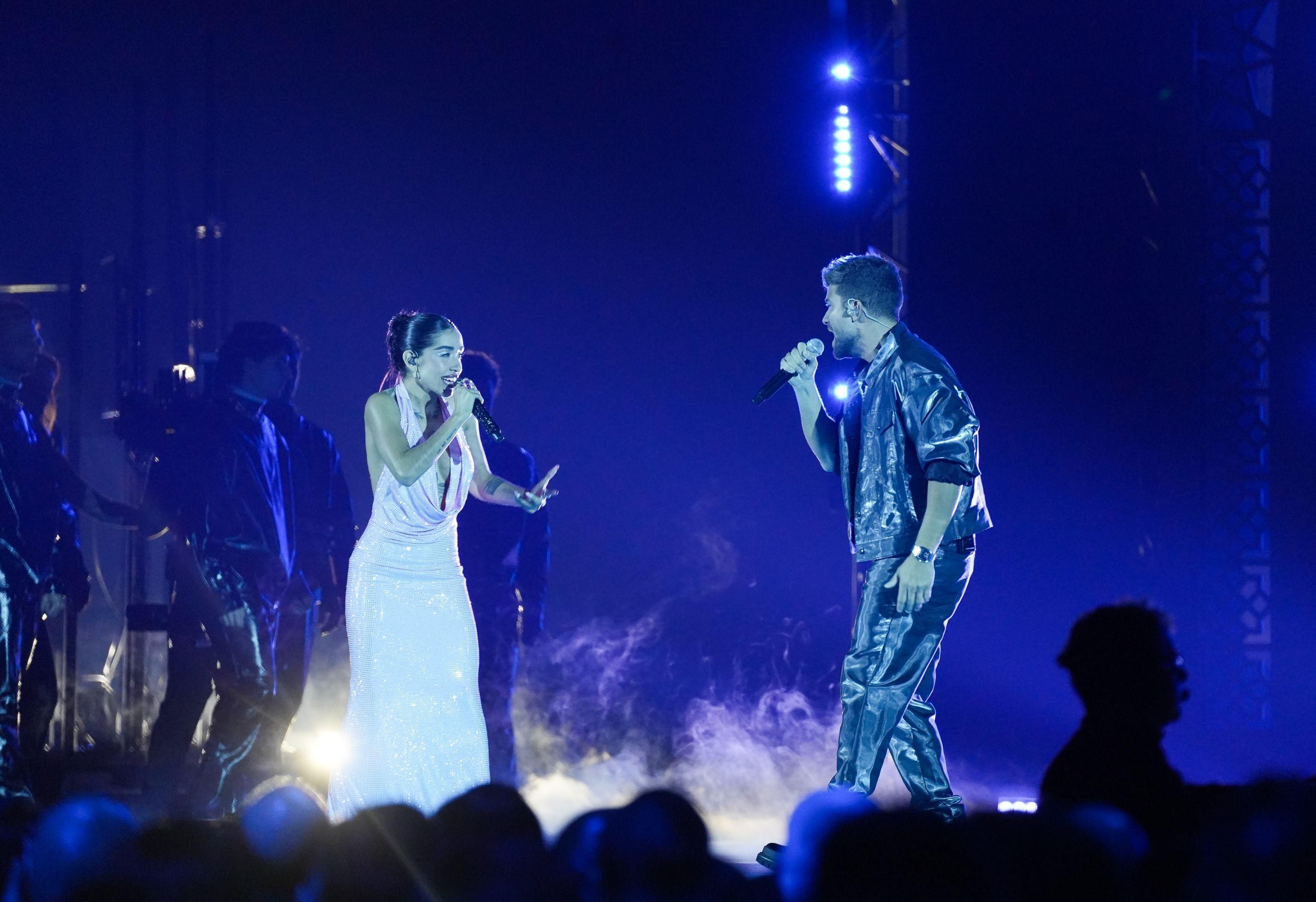 María Becerra y Pablo Alborán actúan durante la gala de los Grammy Latinos celebrada en Sevilla.