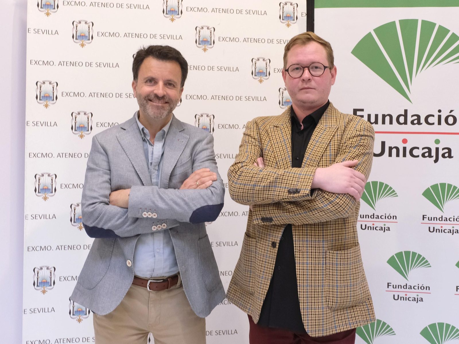 José Luis Gil Soto y Dimas Prychyslyy, fotografiados ayer en el Ateneo de Sevilla.