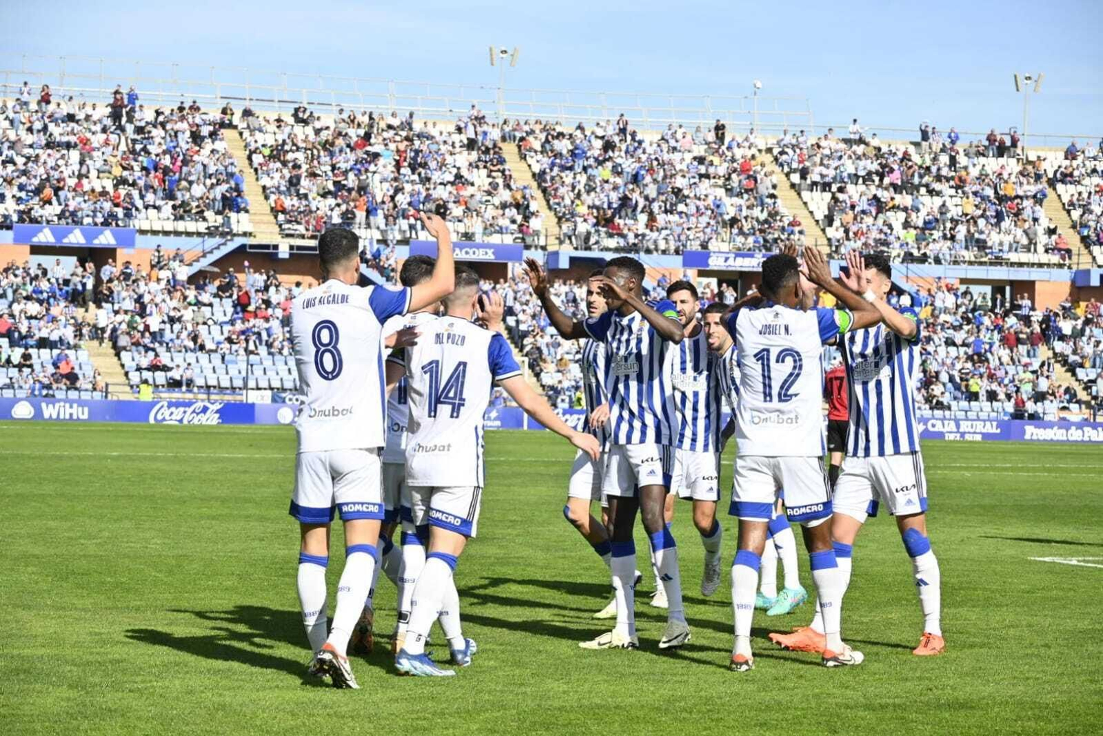 Los jugadores del Recre celebran el primer gol de Caye Quinyana.