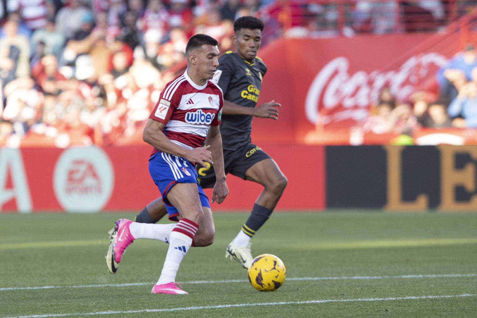 Uzuni se lleva el balón ante Marvin en una acción del choque