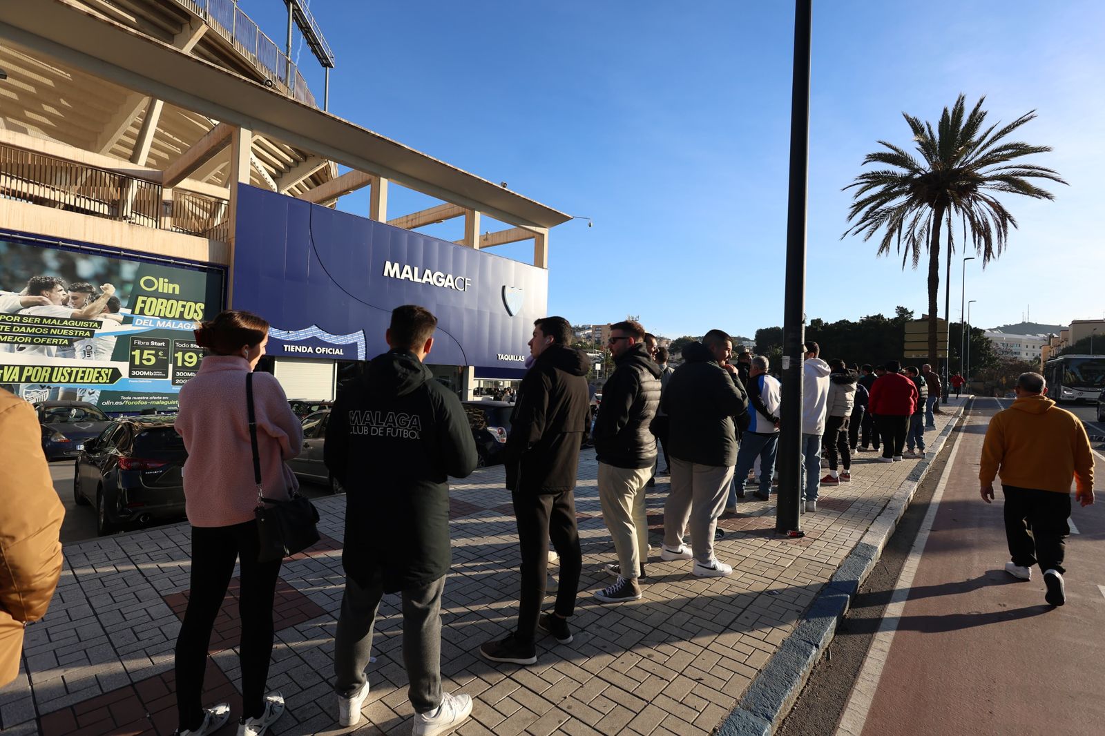 Las fotos de las colas para el Recreativo Granada-Málaga