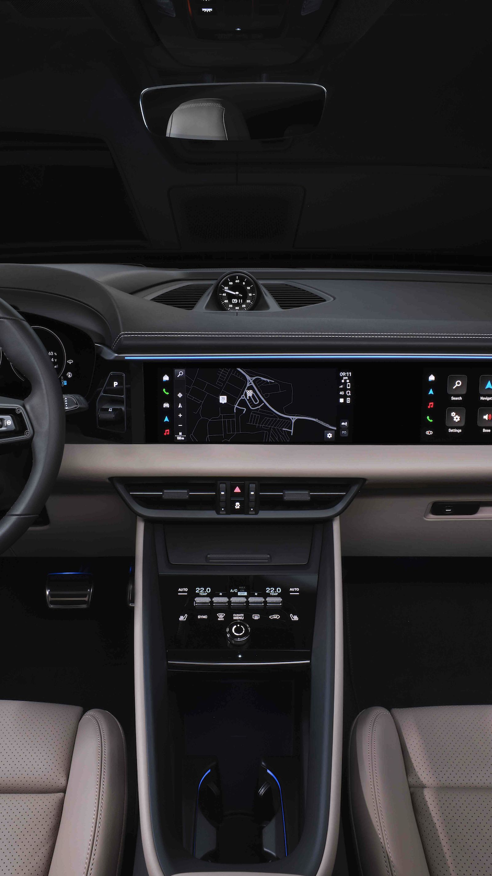 Como en otros modelos de última hornada de Porsche, pantalla curva para la instrumentación, una central para el equipo de infoentretenimiento y una tercera para el uso exclusivo del acompañante.