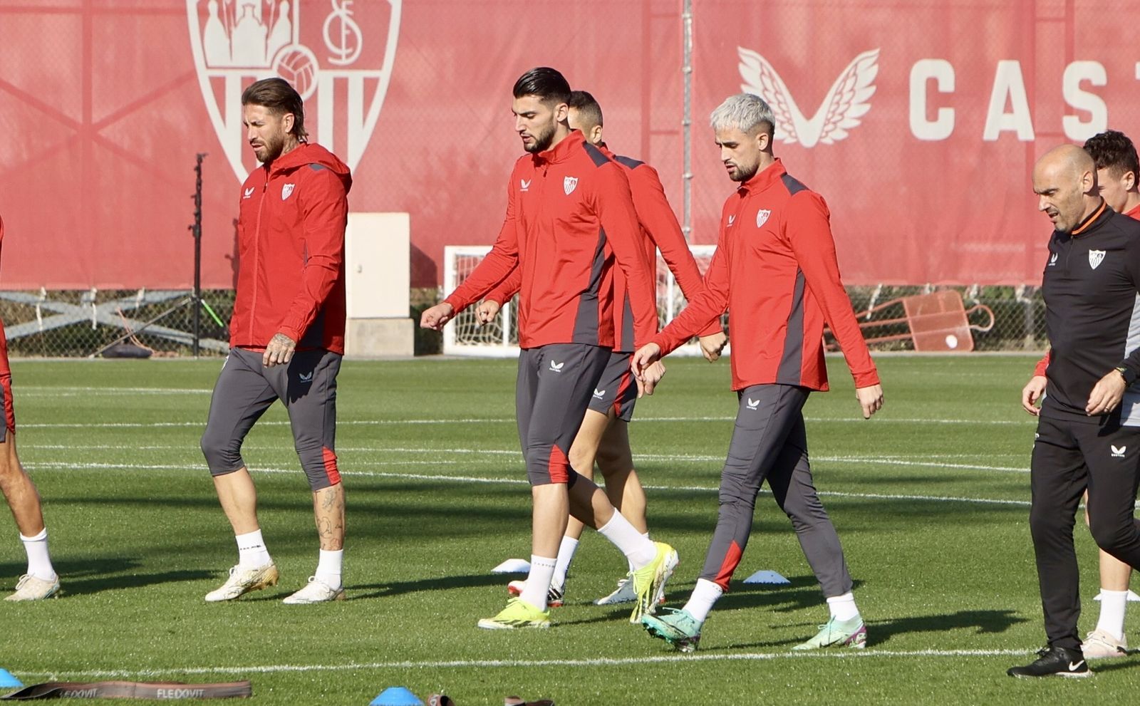 Sergio Ramos, Rafa Mir y Januzaj, en el entrenamiento de este viernes.