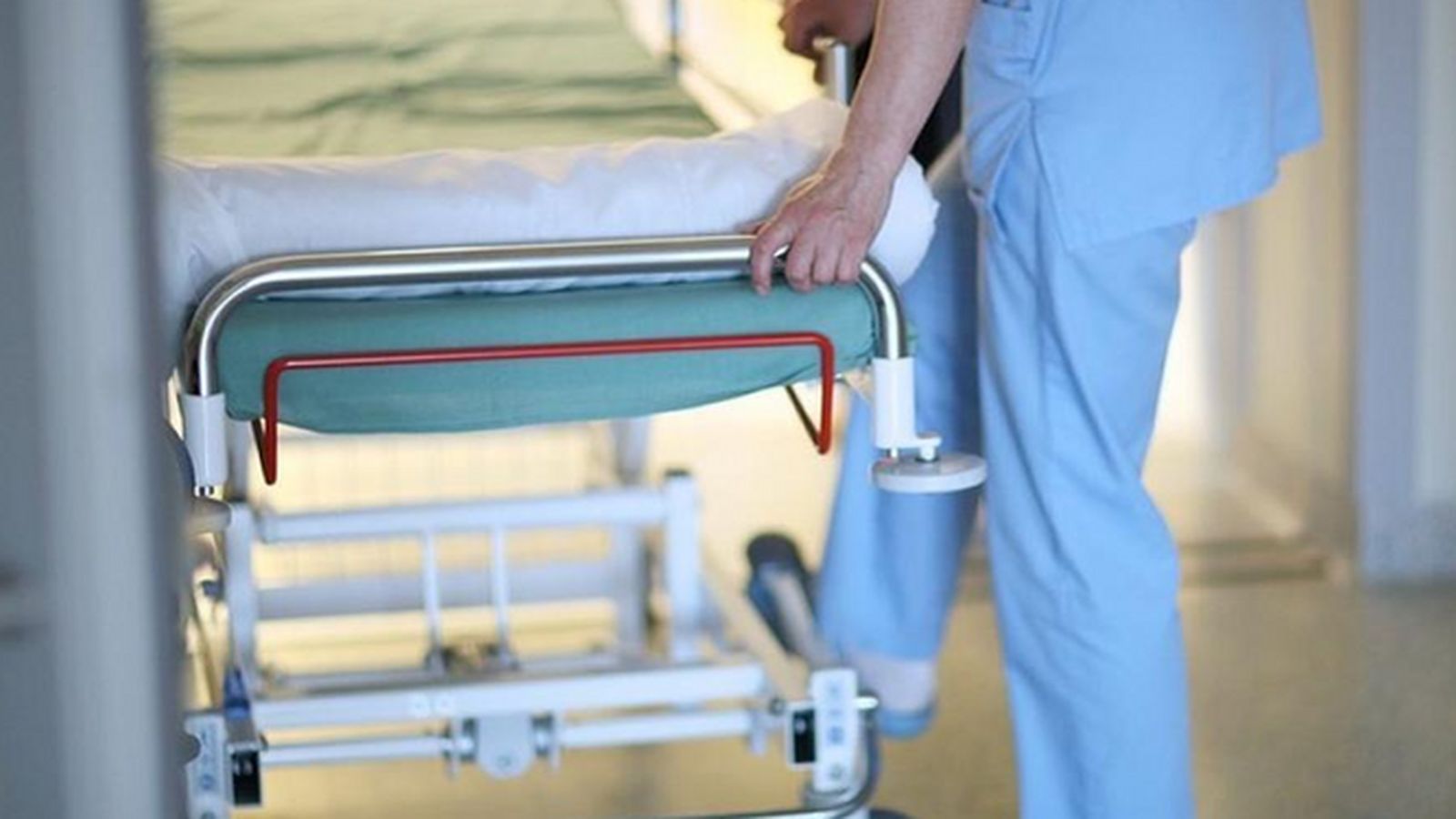 Los celadores del Puerta del Mar reivindican más personal