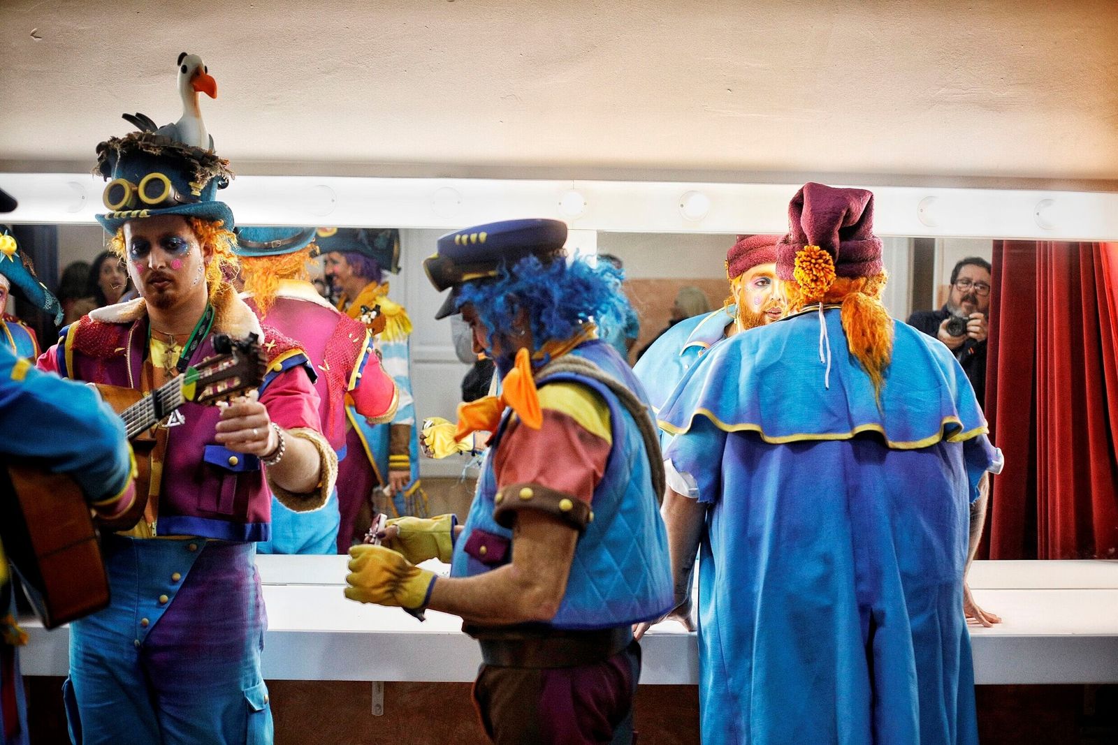 Comparsa 'Los colgaos'en camerinos