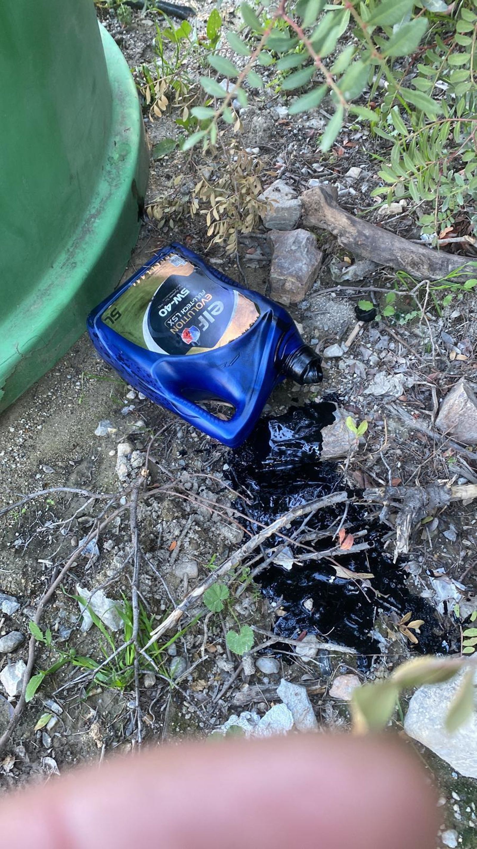 Una garrafa de aceite vertida en el paraje