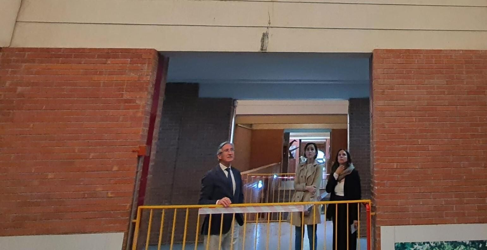 El delegado de Educación, Miguel Ángel Araúz, supervisa los daños en el IES Gonzalo Nazareno.