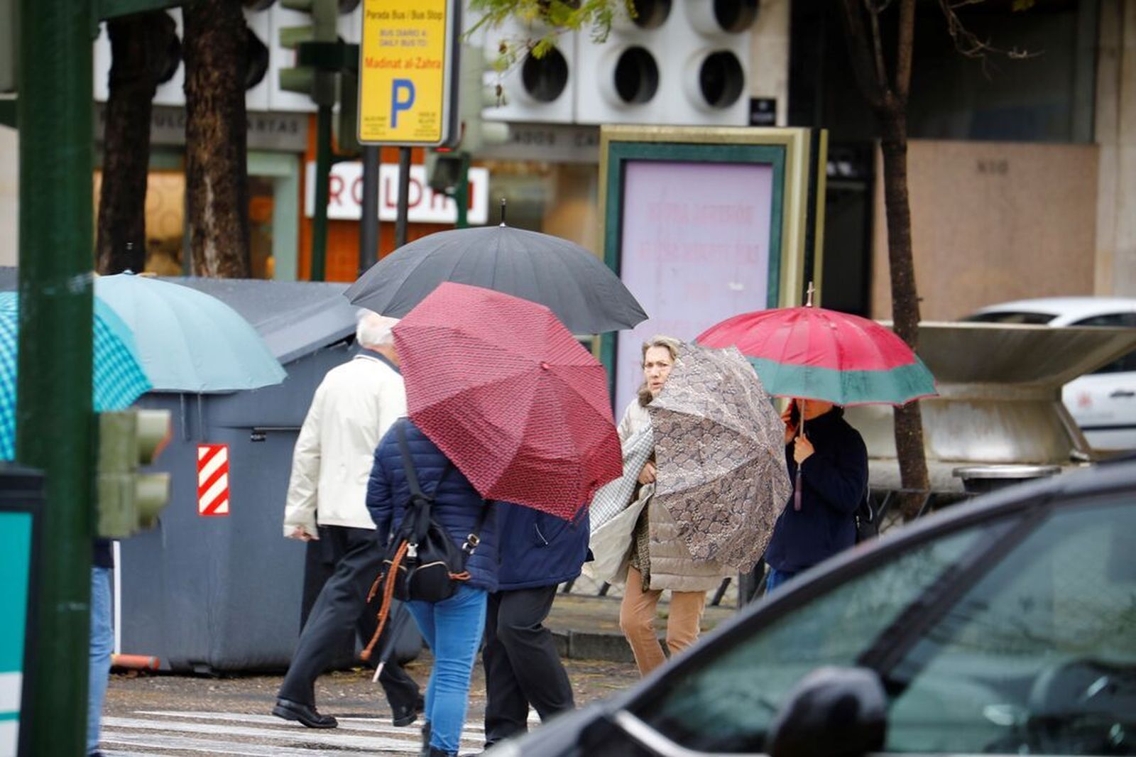 Un grupo de personas se protege de la lluvia en Córdoba.
