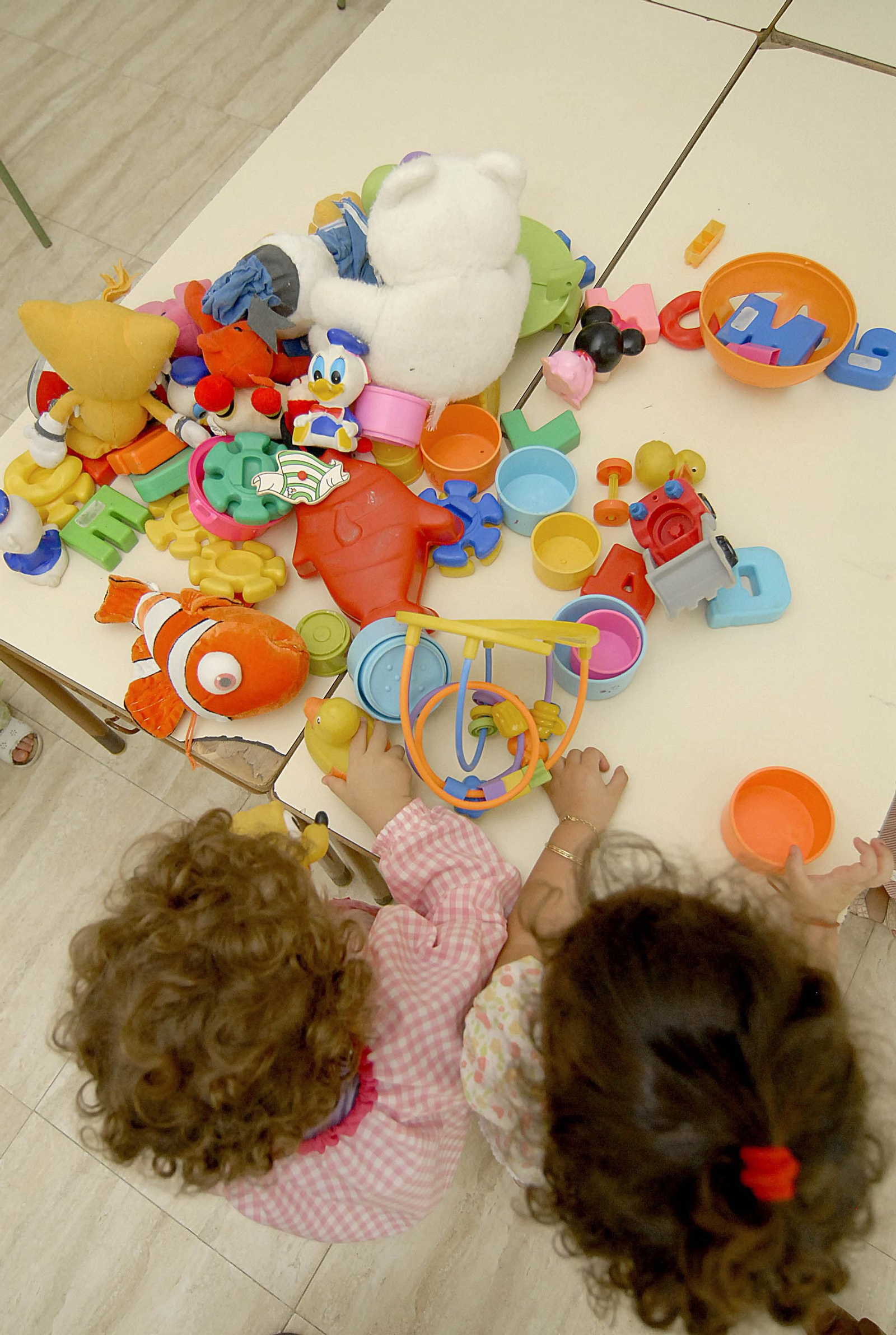 Niños jugando en una guardería.