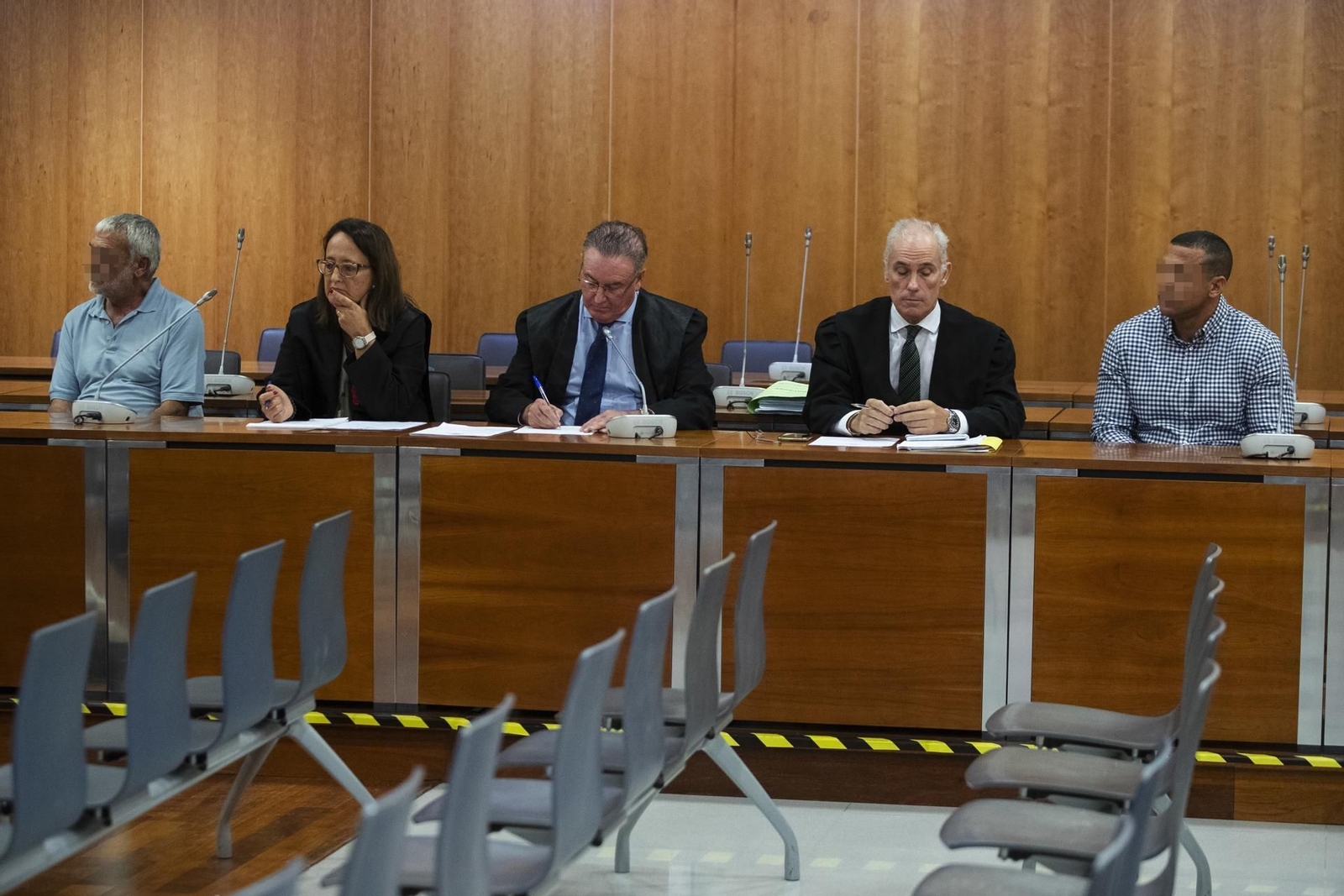 La expareja de Lucía Garrido y el presunto autor material de su muerte, junto a sus abogados, en el banquillo de los acusados.