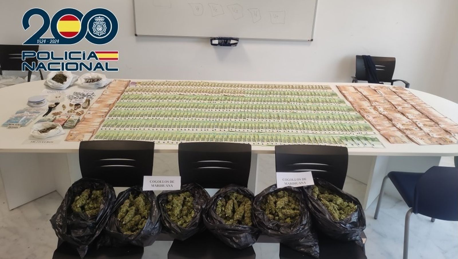 Imagen de la droga y los bienes incautados en los seis registros al clan en Motrol