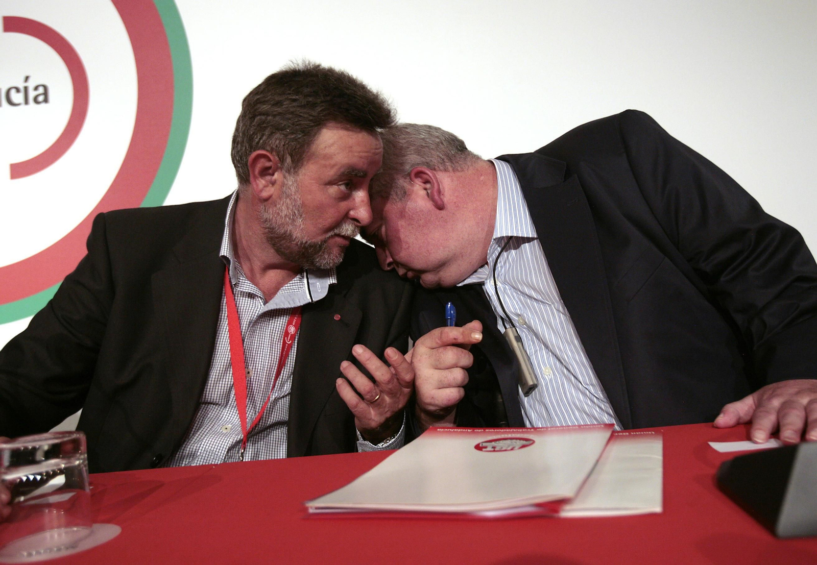 El ex secretario general de UGT-A Francisco Fernández Sevilla, principal investigado en la causa, conversa con Manuel Pastrana.