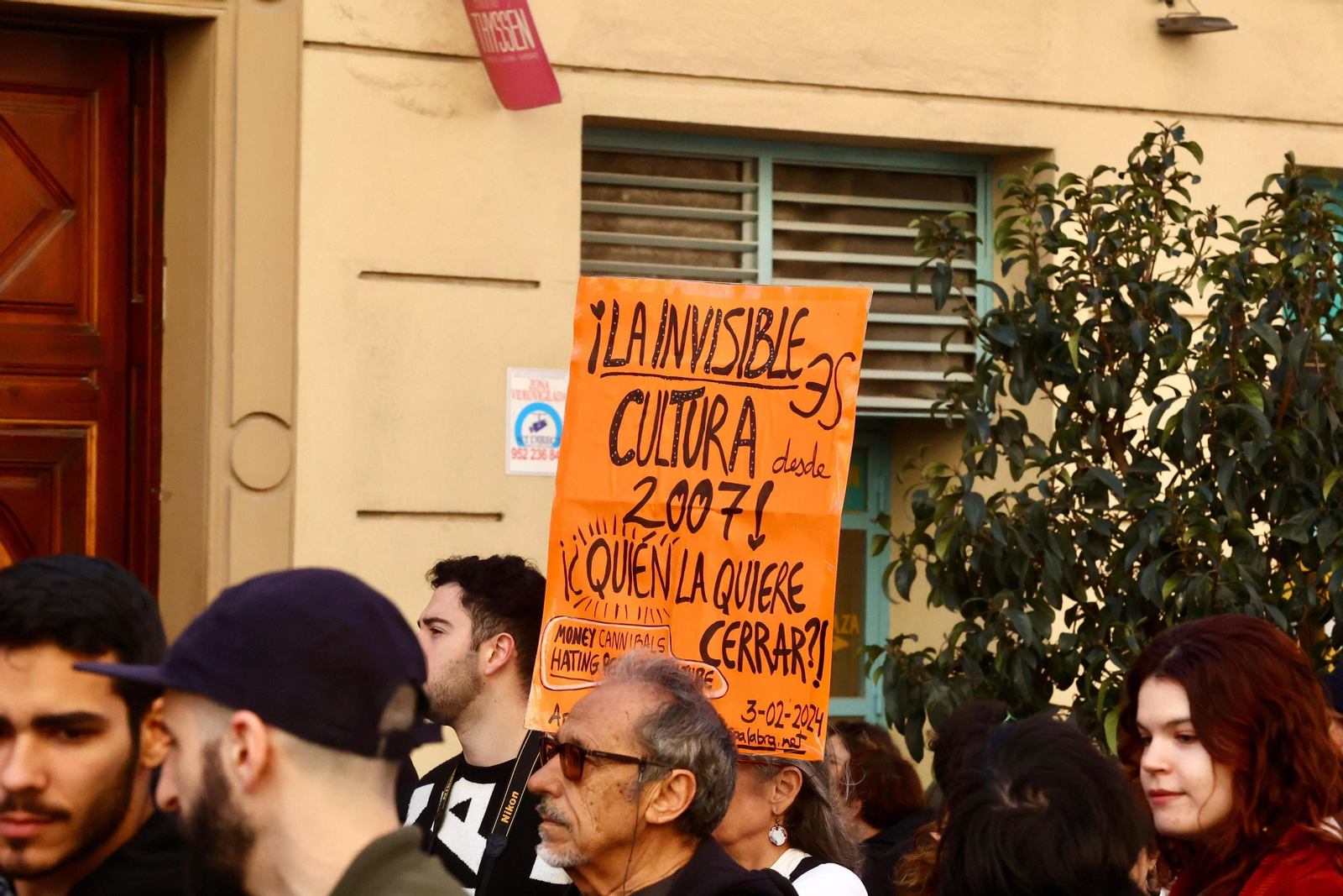 Cientos de personas salen a las calles de Málaga en apoyo a La Invisible, en fotos