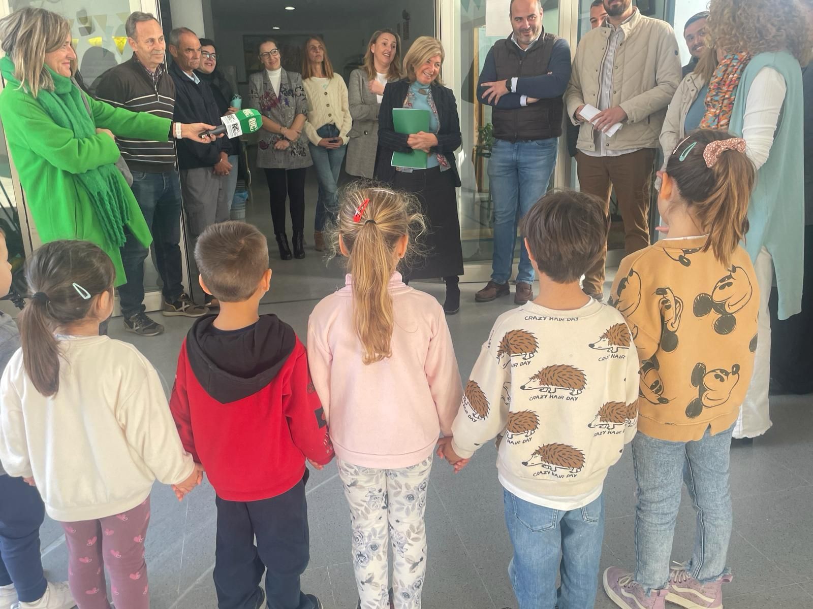Isabel Paredes durante la vistia a los centros educativos de Conil.
