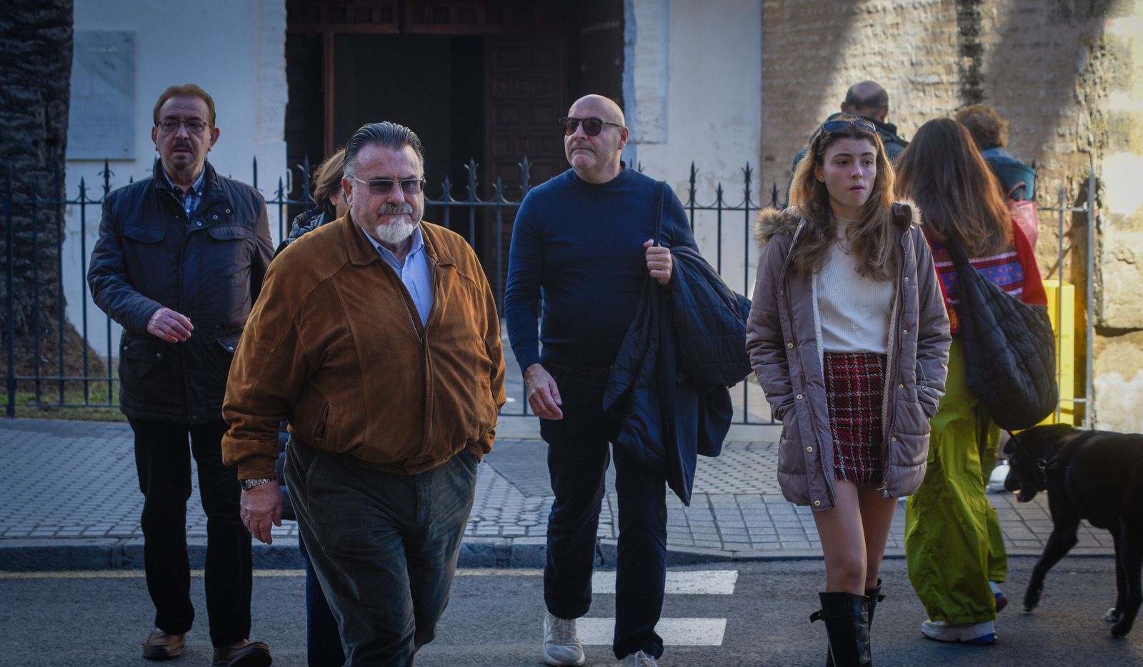 Varias personas cruzan un paso de peatones en Santa Catalina.