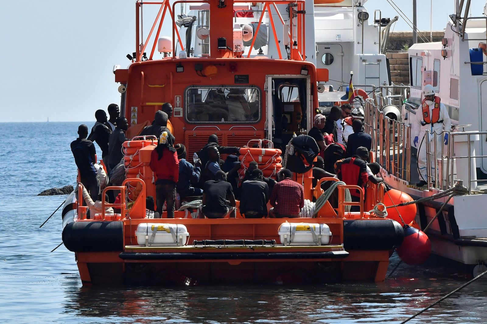 Imagen de archivo de una actuación de rescate de migrantes por parte de 'Salvamar Spica'.