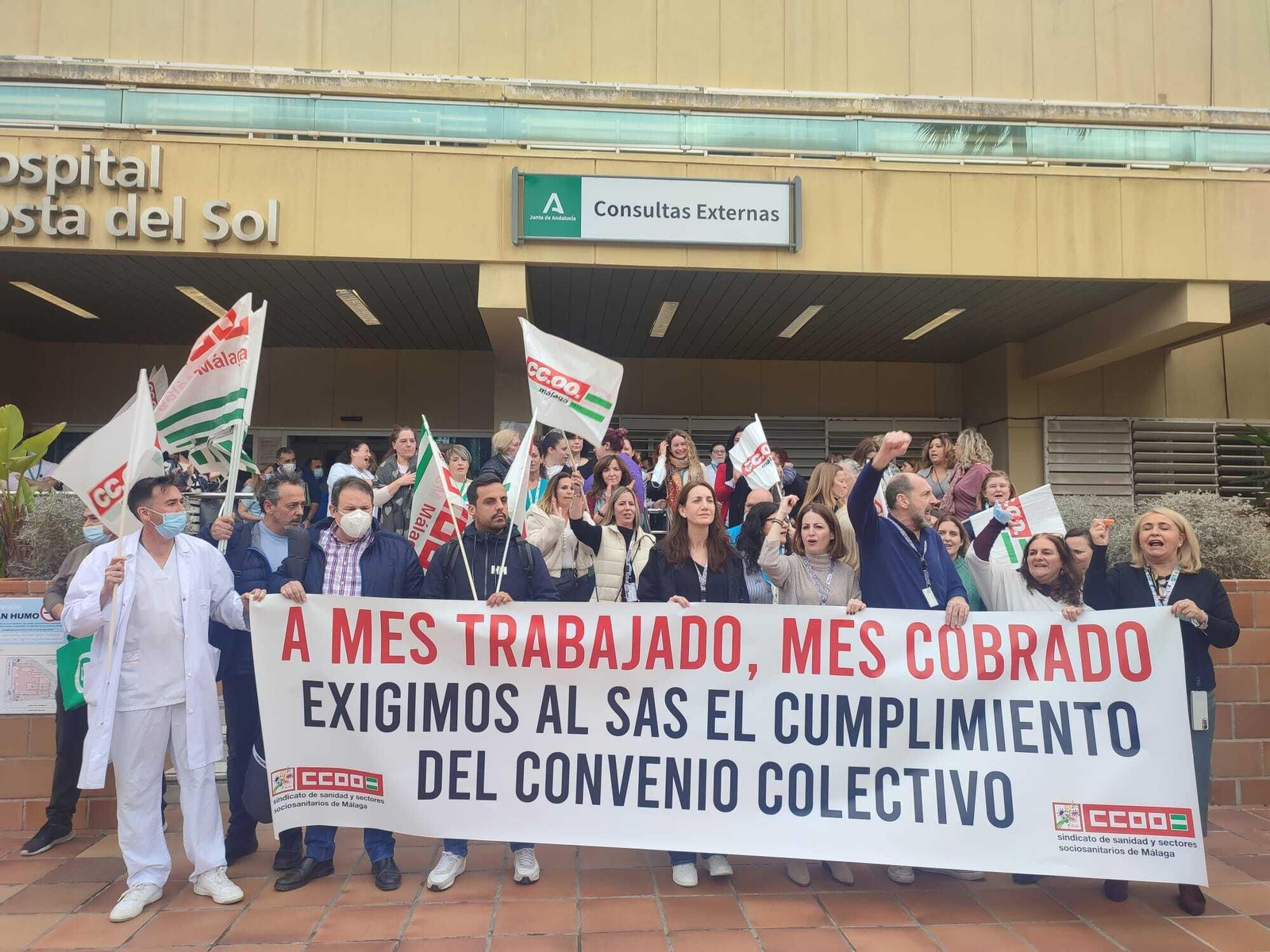 La concentración convocada en la entrada del hospital.