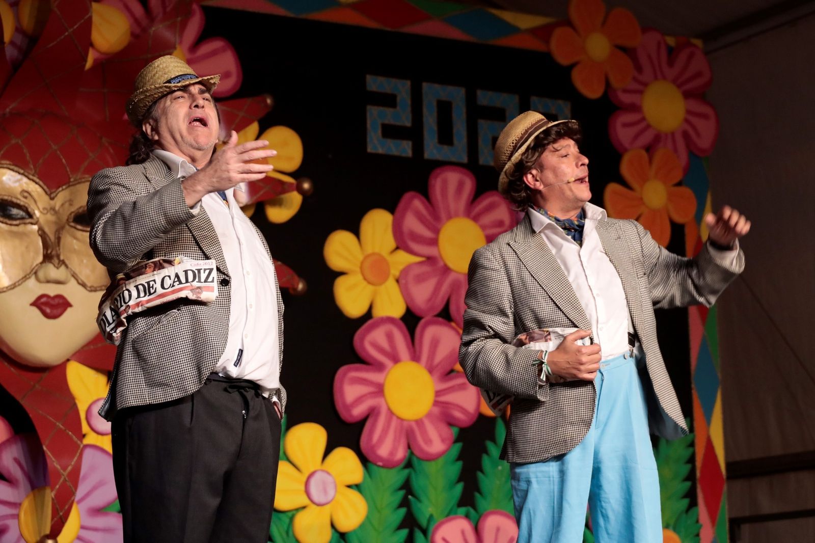 El célebre autor carnavalero, el Selu, cantando con su chirigota en el Carnaval de Rota 2022.