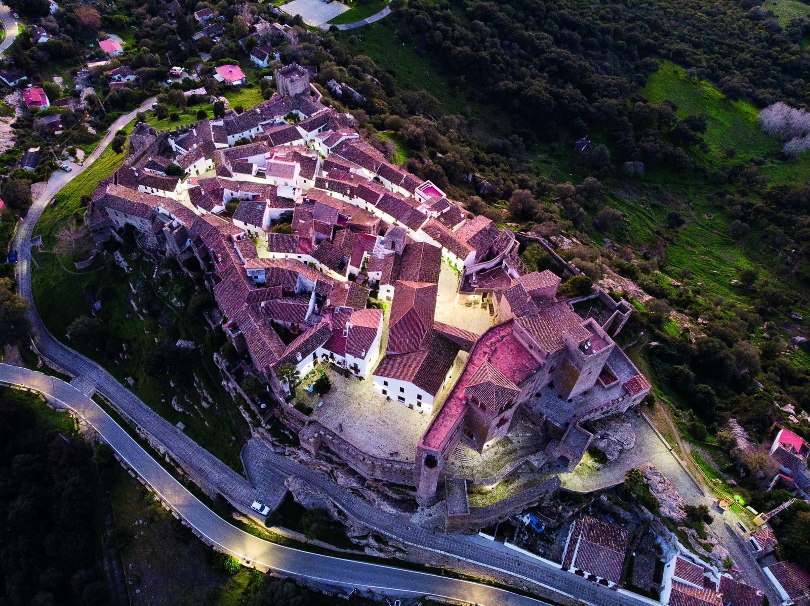 La fortaleza de Castellar Viejo se alza sobre un cerro en pleno Parque Natural Los Alcornocales.