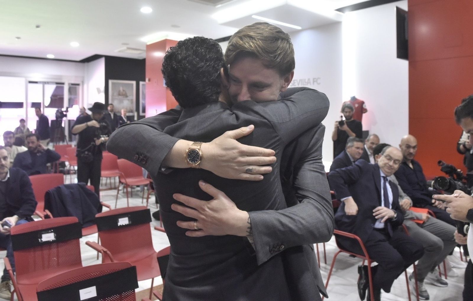 Rakitic se abraza a Del Nido Carrasco antes de su despedida del Sevilla.