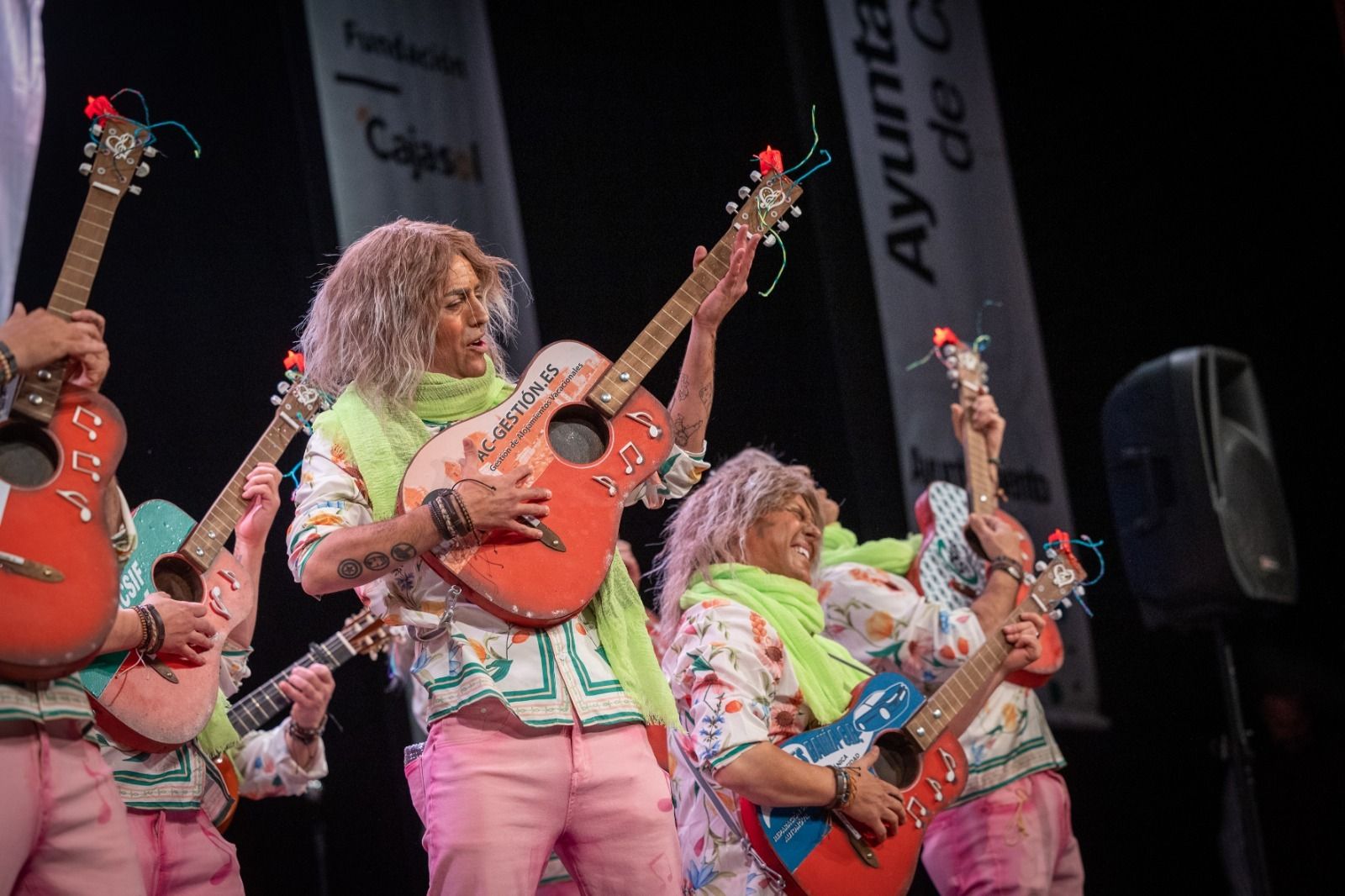 La chirigota 'Que no se pierda la carga' en escena