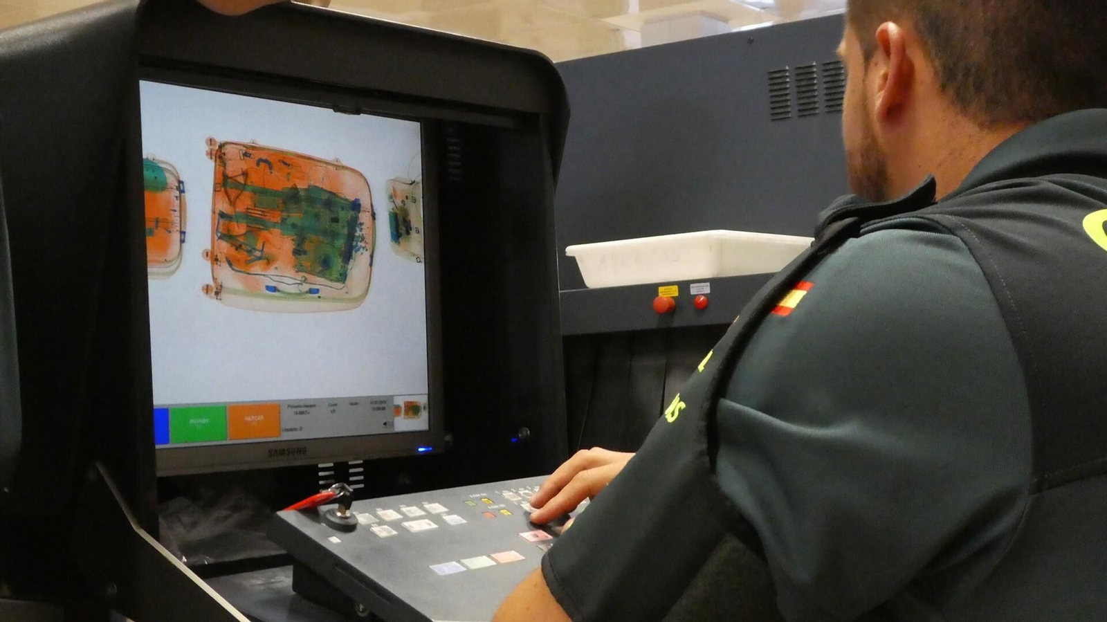 Un guardia civil en pleno visionado de maletas en 'Control de fronteras'