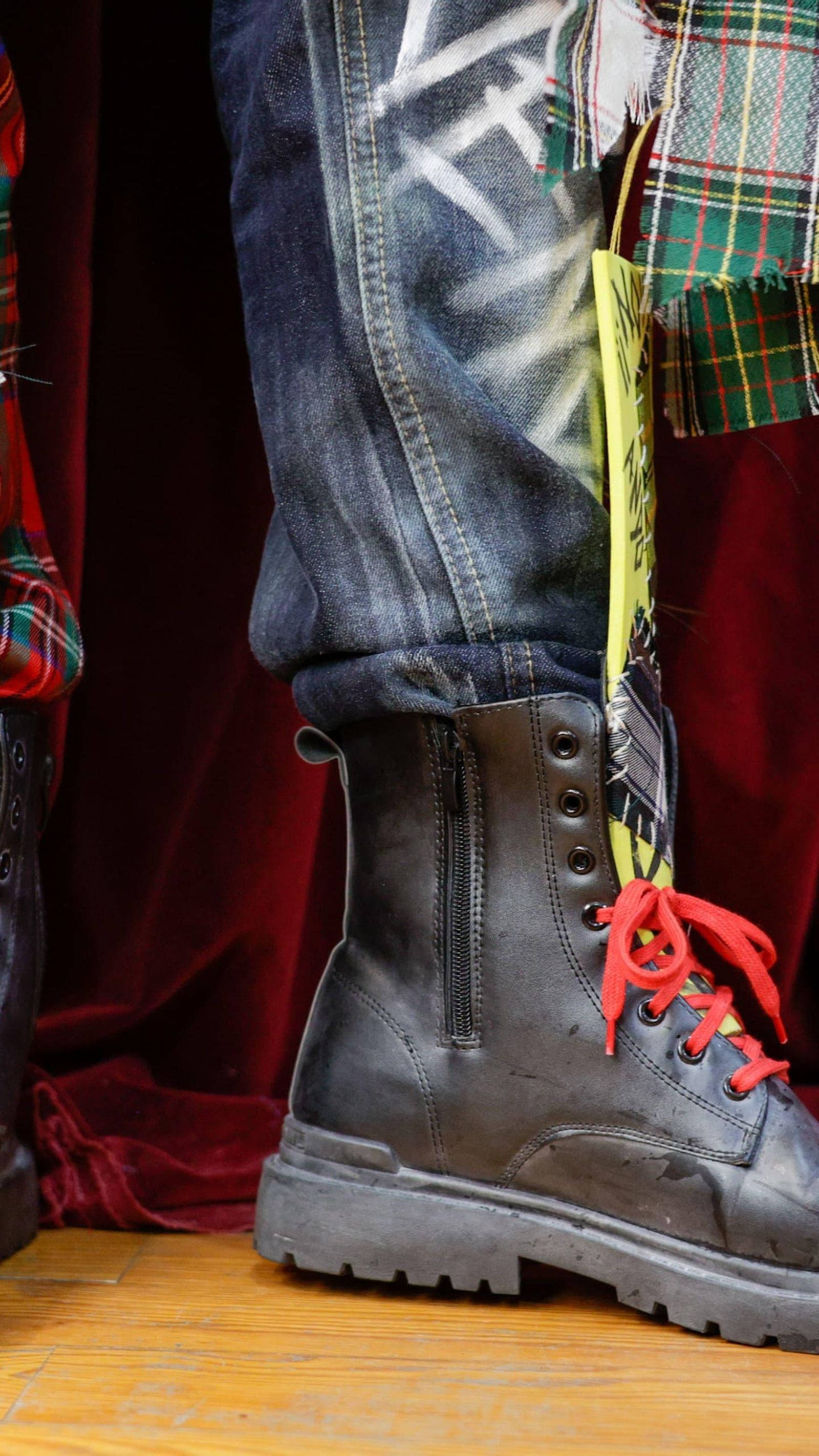 Detalle de las botas de los cuarteteros de 'Punk y circo, la lucha continúa'.