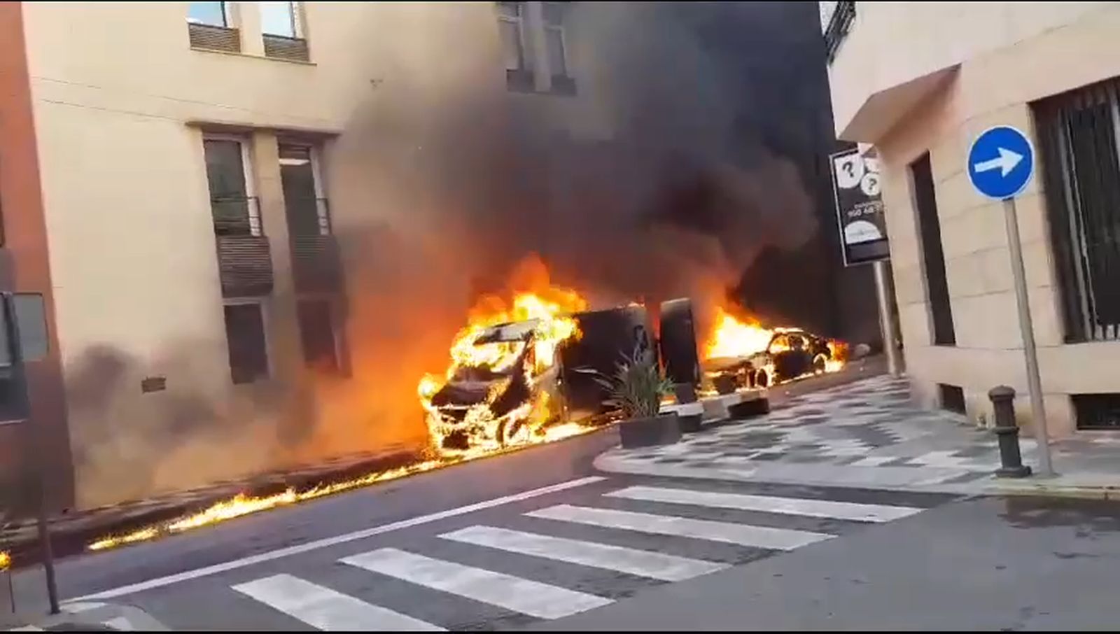 Camión de la limpieza de El Ejido en llamas.