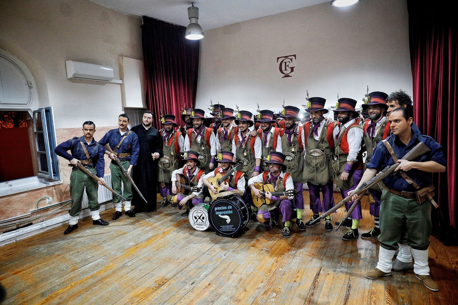Comparsa 'El paseíto' en camerinos.