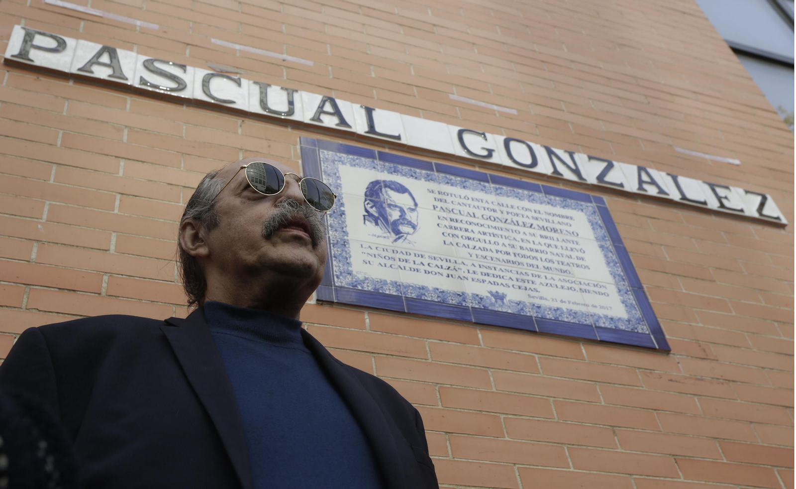 Pascual  González , en el acto de rotulación de una calle con su nombre en Sevilla en 2017.