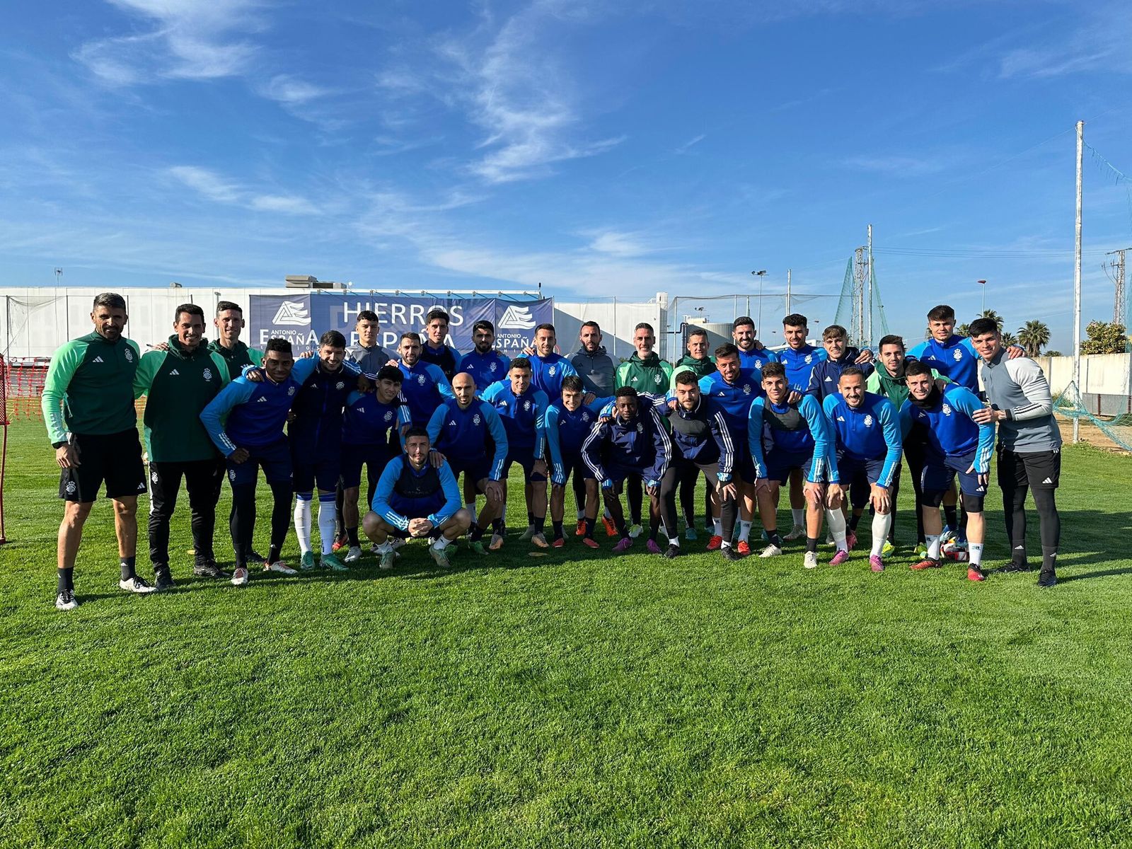 Plantilla del Recre tras un entrenamiento en la Ciudad Deportiva.