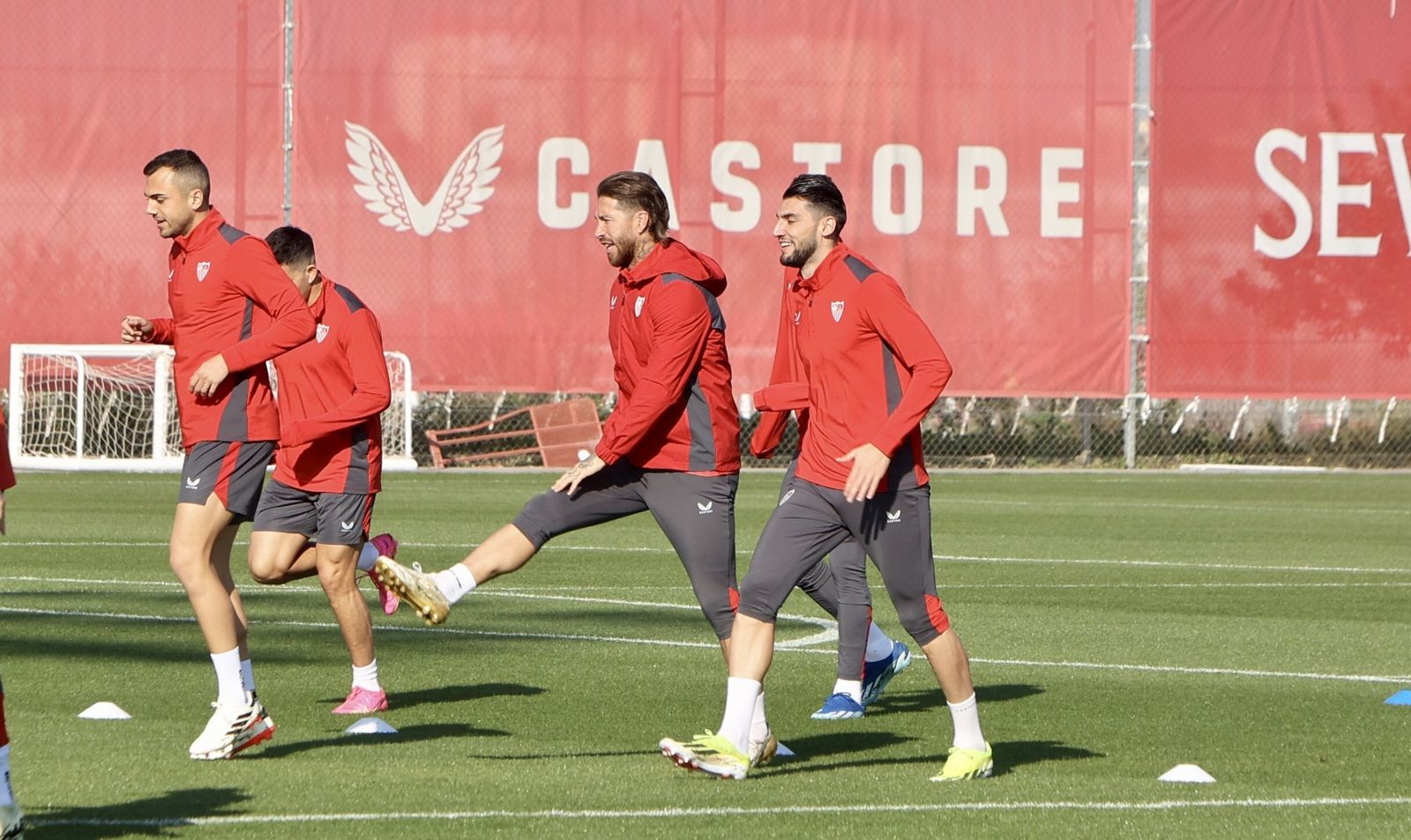 Rafa Mir se ejercita junto a Joan Jordán y Sergio Ramos en la sesión de ayer.