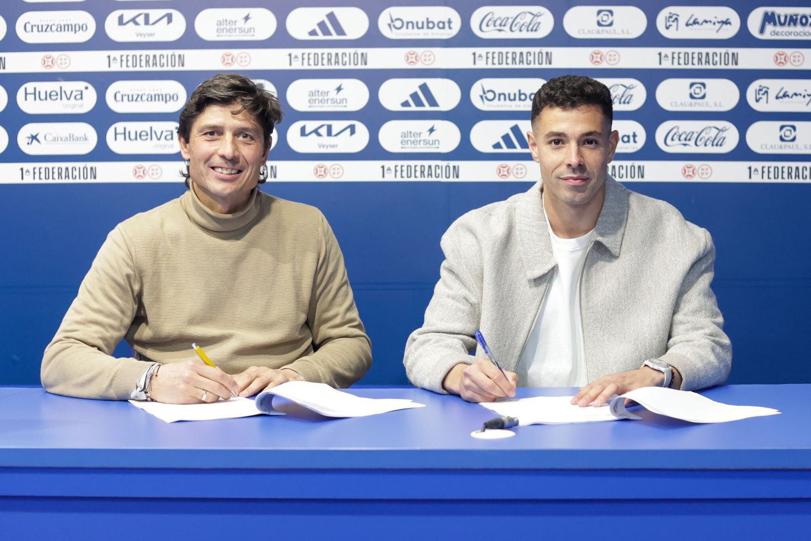 Álvaro Bustos, junto a Jesús Vázquez, firma su contrato con el Recre.