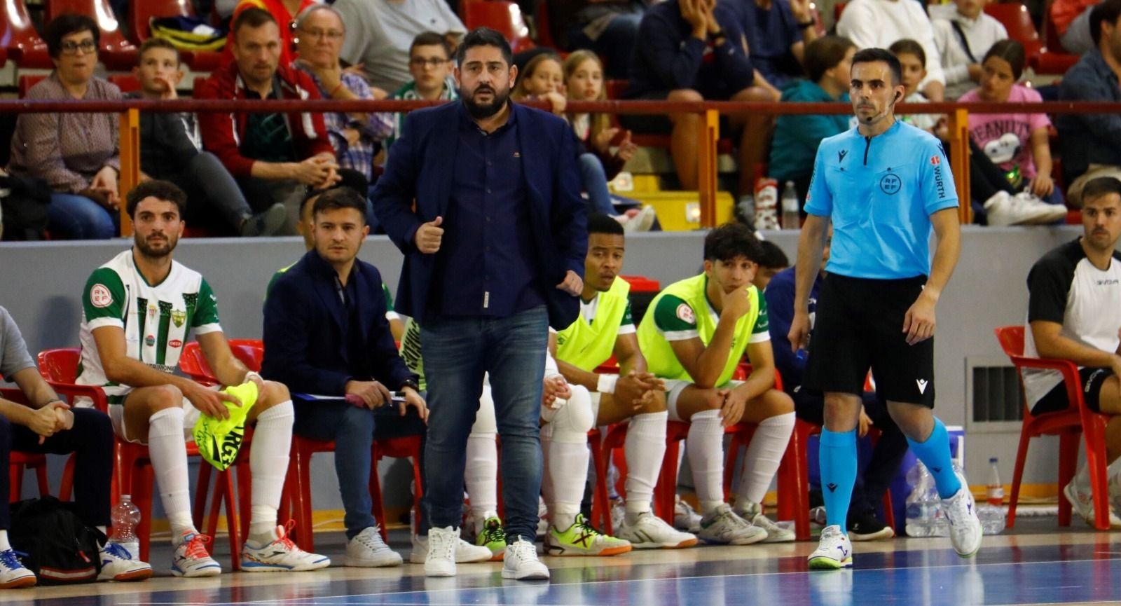 Josan González dirige el encuentro ante el Ribera Navarra.